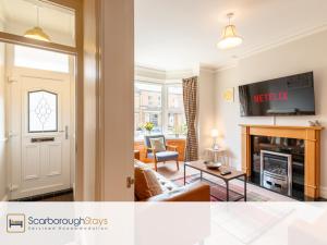 Una televisión o centro de entretenimiento en Scarborough Stays - Mayville 40 fotos más
