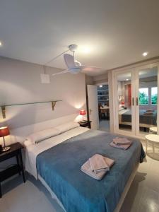 1 dormitorio con 1 cama con 2 toallas en bello-horizonte Salou playa, en Salou