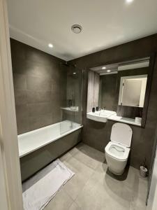 een badkamer met een toilet, een bad en een wastafel bij Comfort by Mertru in Birmingham