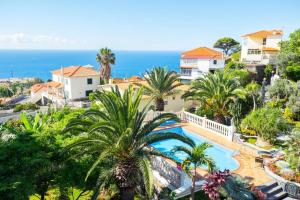 - Vistas a un complejo con piscina y al océano en One bedroom house with shared pool terrace and wifi at Canico 1 km away from the beach, en Caniço