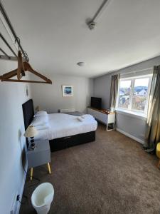 Rúm í herbergi á King's Knoll Hotel