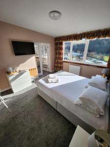 Rúm í herbergi á King's Knoll Hotel