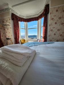 Rúm í herbergi á King's Knoll Hotel