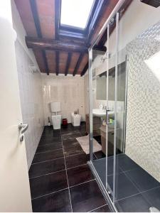 A bathroom at Karivi-2