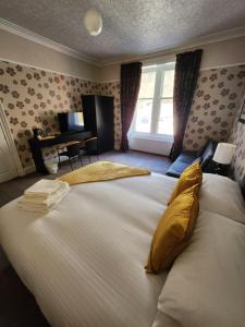 Rúm í herbergi á King's Knoll Hotel