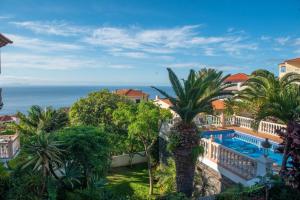 una vista aérea de un complejo con piscina y el océano en One bedroom house with shared pool terrace and wifi at Canico 1 km away from the beach, en Caniço
