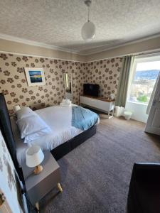 Rúm í herbergi á King's Knoll Hotel