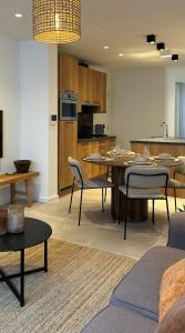 uma cozinha e sala de estar com mesa e cadeiras em Gezellig appartement Liva em Blankenberge