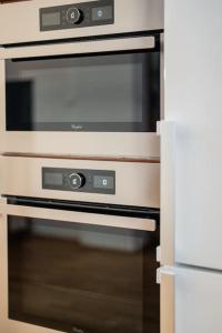 uma cozinha com um forno e um micro-ondas em Apartmán Praha Žižkov - DZ RENT em Praga