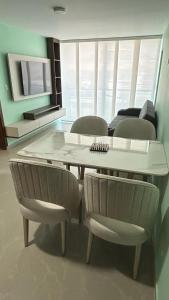 a dining room with a table and chairs at Apartamento Amoblado Barranquilla San Jose in Barranquilla