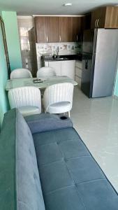 cocina con mesa, sillas y nevera en Apartamento Amoblado Barranquilla San Jose, en Barranquilla