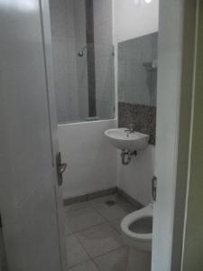 ein Bad mit einem Waschbecken und einem WC in der Unterkunft Komodo Boutique Hotel in Labuan Bajo