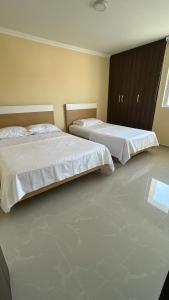 two beds in a hotel room with at Apartamento Amoblado Barranquilla San Jose in Barranquilla