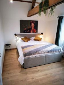 een slaapkamer met een hemelbed aan de muur bij L'invention poétique - T2 charmant en Hyper centre in Abbeville