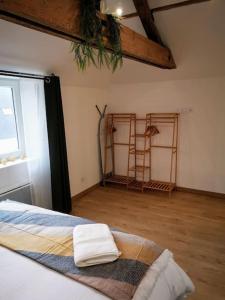 een kamer met een bed en 2 extra bedden in een kamer bij L'invention poétique - T2 charmant en Hyper centre in Abbeville