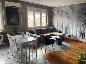a living room with a couch and a table at Apartman Avenia in Novi Sad