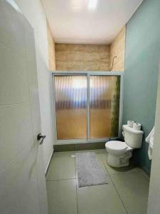 uma pequena casa de banho com um WC e uma janela em Casa privada, amplia y moderna. em Catacamas
