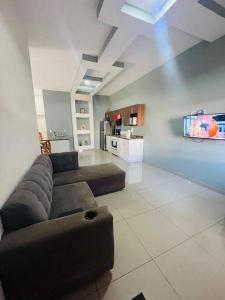 ein Wohnzimmer mit einem Sofa und einem Flachbild-TV in der Unterkunft Casa privada, amplia y moderna. in Catacamas