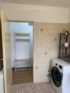 une buanderie avec une machine à laver dans une pièce dans l'établissement Appartement Au Rhin mit Balkon in Bad Bellingen, à Bad Bellingen 12 autres photos