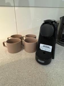 Kemudahan buat kopi dan teh di Sunset suite - step from the beach