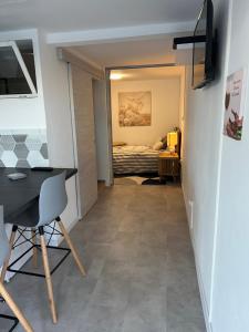 Habitación con escritorio y 1 cama en un dormitorio. en CHILL HOME- T2 Aménagé, en Sainte-Suzanne
