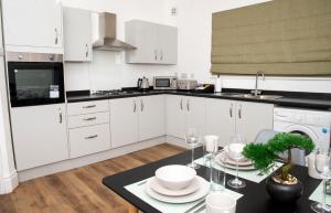 Kuhinja ili čajna kuhinja u objektu Luxury 2 bed flat in Northampton