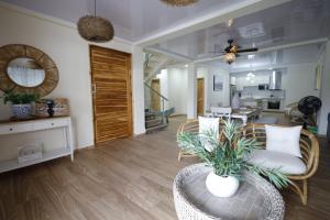 a living room with a table with a plant in it at Alka's Paradise Guest House and Lodging in San Andrés