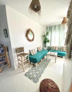 - un salon avec un canapé vert et une table dans l'établissement apartment a ksar sghir in front Tanger Med ferry port, à Agaouz