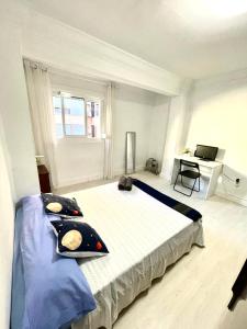 1 dormitorio con 1 cama grande y escritorio en Relaxing confortable room, en Valencia