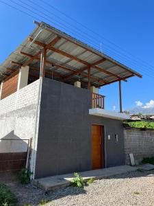 um edifício com um telhado em cima em Refugio Venturino em Canta