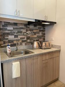 Η κουζίνα ή μικρή κουζίνα στο Lima's Suite @ Mesavirre Garden Residences