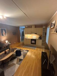 een woonkamer met een bank en een tafel bij Lys og hyggelig leilighet, 3- roms på Solsiden in Trondheim