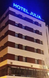 アランダ・デ・ドゥエロにあるHotel Juliaの看板が上のホテルの建物