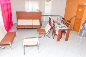 ein Zimmer mit einem Tisch und einigen Stühlen sowie einem Tisch und Stühlen in der Unterkunft Paris Hotel in Praia