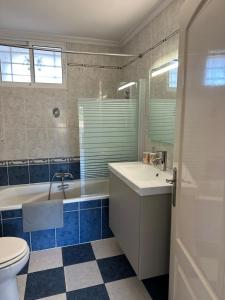 łazienka z wanną, toaletą i umywalką w obiekcie Marbesa Marbella Apartment w Marbelli