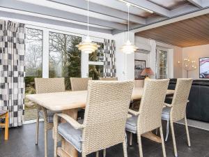 Fjellerupにある10 person holiday home in Glesborgのダイニングルーム(木製テーブル、椅子付)