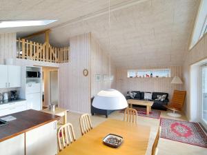 uma cozinha e sala de estar com mesa e cadeiras em Holiday home Gørlev IV em Gørlev