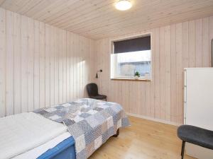 um quarto com uma cama e uma janela em Holiday home Gørlev IV em Gørlev