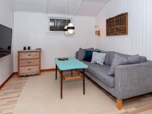 - un salon avec un canapé et une table dans l'établissement Holiday home Struer XXVII, à Struer