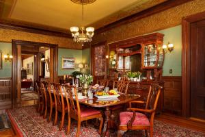 uma sala de jantar com mesa e cadeiras em The Lady Mary Inn em North Berwick