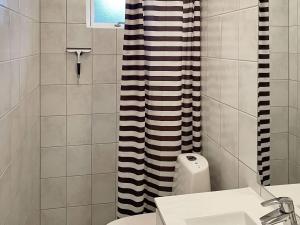 uma casa de banho com uma cortina de chuveiro em preto e branco em Holiday home Sydals LXXIX em Sønderby