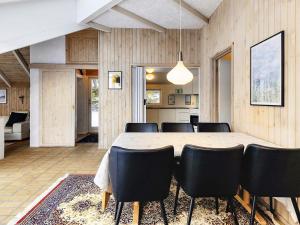 Un comedor con mesa y sillas en 8 person holiday home in Fjerritslev-By Traum, en Fjerritslev