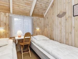 2 camas en una habitación con escritorio y silla en 8 person holiday home in Fjerritslev-By Traum, en Fjerritslev