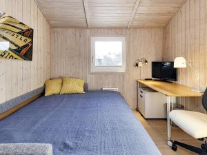 Habitación pequeña con cama y escritorio. en Holiday home Fjerritslev XXXVII, en Fjerritslev