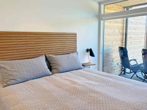 Postel nebo postele na pokoji v ubytování Holiday home Svaneke LXV