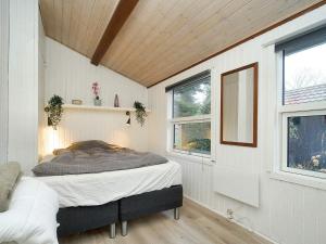 um quarto com uma cama num quarto com janelas em Holiday home Gørlev IV em Gørlev