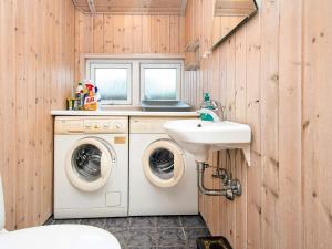 y baño con lavadora y lavamanos. en Holiday Home Kirsebærvænget III, en Hejls
