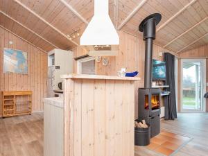 Kuchyň nebo kuchyňský kout v ubytování Holiday Home Kirsebærvænget III