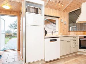 Kuchyň nebo kuchyňský kout v ubytování Holiday Home Kirsebærvænget III