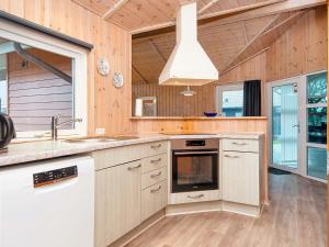 Kuchyň nebo kuchyňský kout v ubytování Holiday Home Kirsebærvænget III